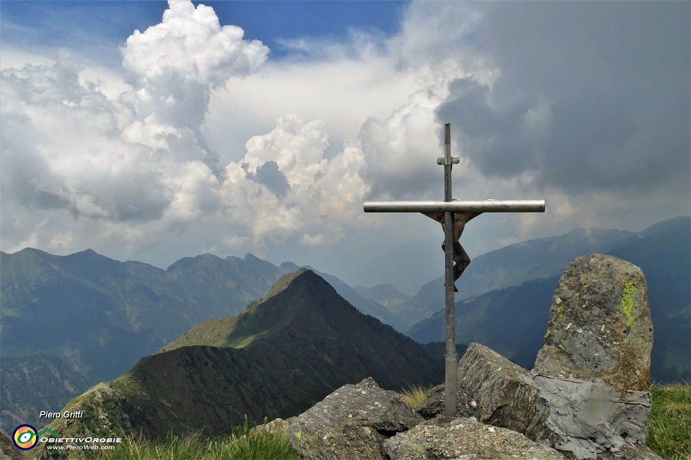 56 Alla crocetta di vetta del Pizzo Scala (2427 m) con vista sul Monte Moro al centro, Val di Lemma a sx e di Tartano a dx.JPG